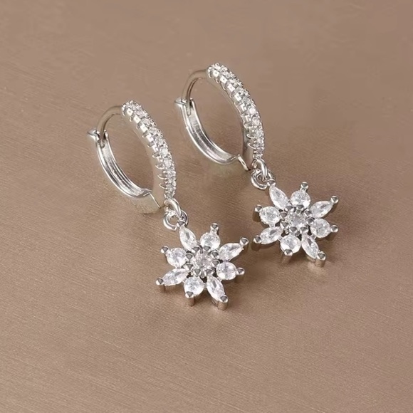 925-sterling-silver-flower-  Silver Starburst Floral Drop Earrings